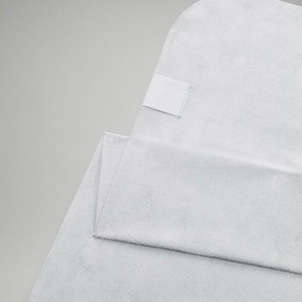 NWT Lululemon The Towel - Picture 3 of 8